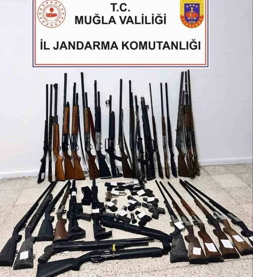 Milas’ta çok sayıda silah ele geçirildi