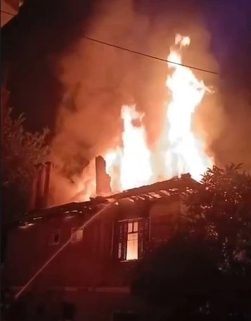 Milas’ta iki katlı ev alevlere teslim oldu

