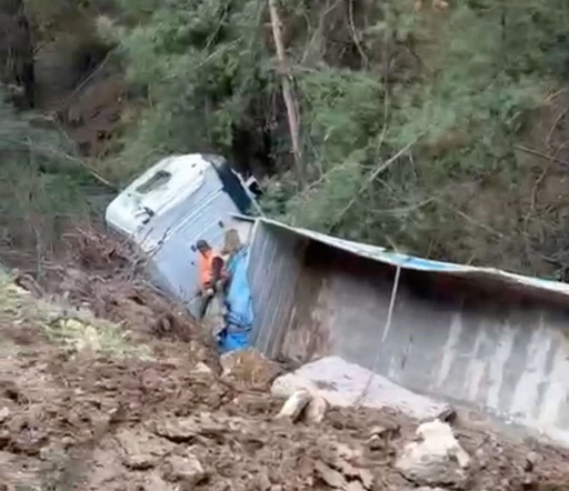 Milas&rsquo;ta tır şarampole devrildi: 1 yaralı
