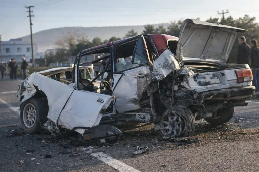Milas&rsquo;ta zincirleme kaza, Tofaş ara&ccedil; teneke kutu gibi ezildi
