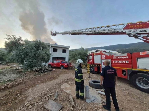 Milas&rsquo;taki &ccedil;atı yangını s&ouml;nd&uuml;r&uuml;ld&uuml;

