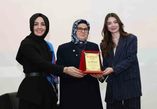 Milletvekili B&ouml;h&uuml;rler, ER&Uuml;&rsquo;de gen&ccedil;lerle buluştu
