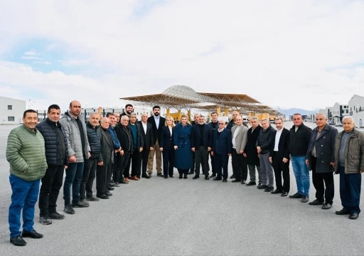 Milletvekili &Ouml;lmeztoprak &uuml;retici ve vatandaşların taleplerini dinledi
