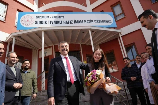 Milli Eğitim Bakanı Tekin’den matematik öğretmenine sürpriz doğum günü kutlaması
