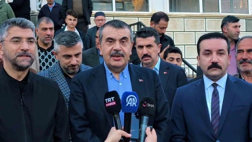 Milli Eğitim Bakanı Yusuf Tekin bayram namazını baba ocağı Uzundere&rsquo;de kıldı
