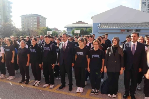 Milli Eğitim Bakanı Yusuf Tekin İstanbul’daki okulların tatili sonrası bayrak törenine katıldı
