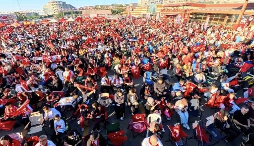 Milli heyecan uyku uyutmadı: Binlerce vatandaş sabahın ilk ışıklarında alanlara akın etti
