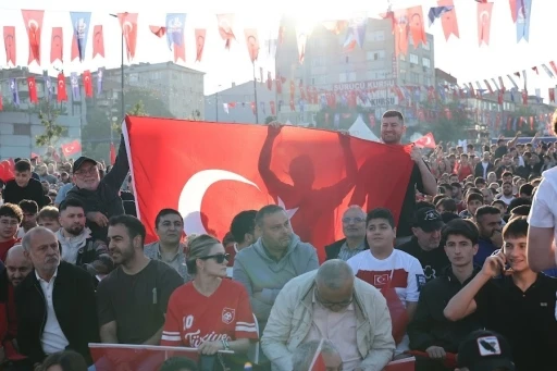 Milli ma&ccedil; heyecanı Bağcılar Meydanı&rsquo;nda yaşandı
