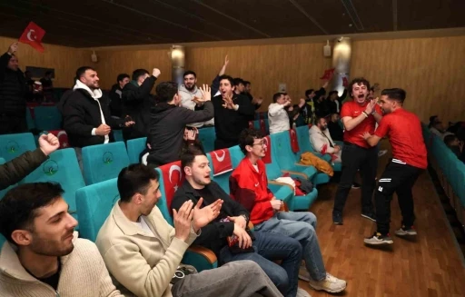 Milli ma&ccedil; heyecanı Osmangazi&rsquo;de dev ekranda yaşandı
