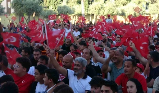 Milli ma&ccedil; heyecanını İHL bah&ccedil;esinde dev ekranda izlediler
