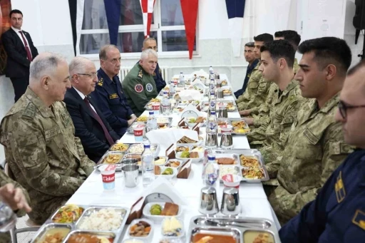 Milli Savunma Bakanı Güler, Çanakkale’de Amfibi Kolordu Komutanlığı’nda görevli askerlerle iftar yaptı
