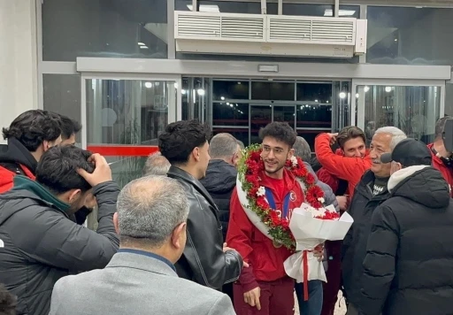 Milli sporcu Furkan Akar &ccedil;i&ccedil;eklerle karşılandı
