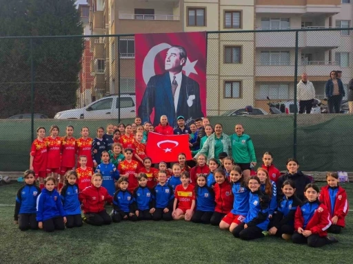 Milli Takımlar Kaleci Departmanı Koordinat&ouml;r&uuml; Alper Boğuşlu Bilecik Kolej Spor Kul&uuml;b&uuml;n&uuml; ziyaret etti
