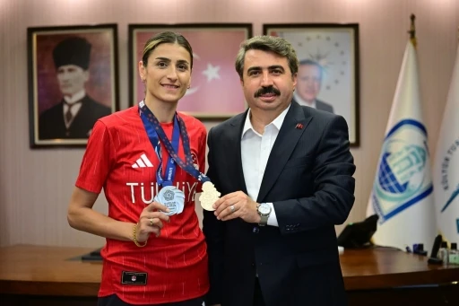 Milli tekvandocu Hatice K&uuml;bra İlg&uuml;n, madalya sevincini yıldırım belediye başkanı oktay yılmaz&rsquo;la paylaştı
