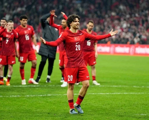 Millilerde galibiyet &uuml;&ccedil;l&uuml;s&uuml; Ferdi Kadıoğlu ve Arda G&uuml;ler&rsquo;den
