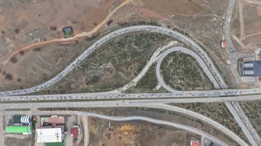 Milyonlarca &ouml;ğrenci pazartesi ders başı yapacak, tatilciler d&ouml;n&uuml;şe ge&ccedil;ti: 43 ilin ge&ccedil;iş noktasında yoğun trafik
