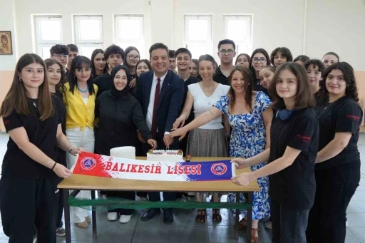 Milyonluk izlenmeye pastalı kutlama
