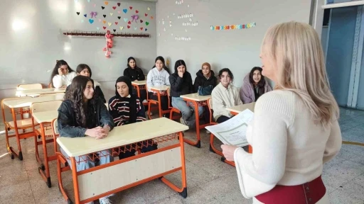 Milyonluk mal varlığını TSK&rsquo;ya bağışlayan &ouml;ğretmen "psikoz" &ccedil;ıkmadı, &ouml;ğrencilerine koştu
