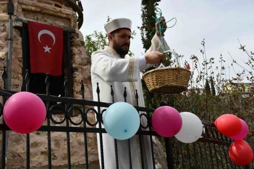 Minareden şeker yağdı

