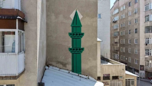 Minareye yer bulamayınca duvara tasarladılar

