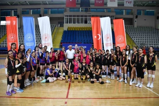 Mini Kızlar Voleybol M&uuml;sabakaları sona erdi
