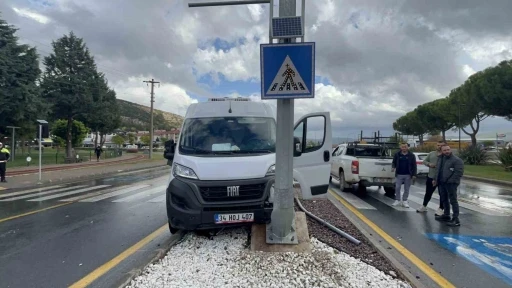 Menteşe'de Direğe Çarpan Minibüsün Sürücüsü Yaralandı