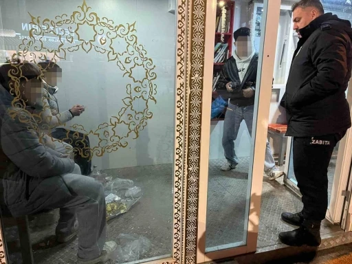 Minib&uuml;s durağını kirleten gen&ccedil;ler hatalarını anlayınca yerleri temizlediler
