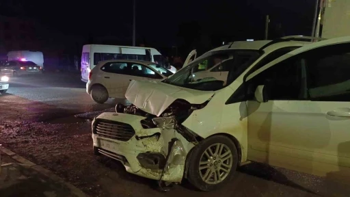 Minib&uuml;s ile hafif ticari ara&ccedil; &ccedil;arpıştı: 1 yaralı
