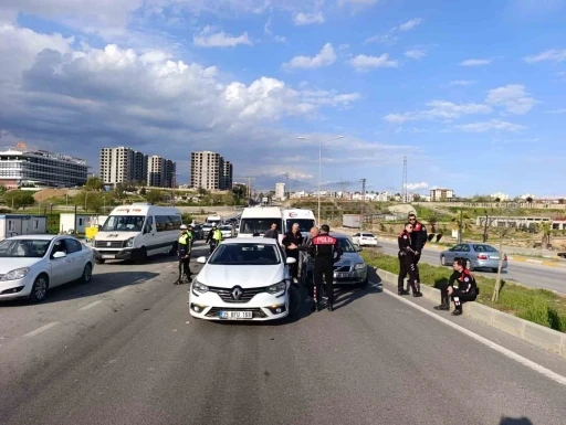 Minib&uuml;s ile iki otomobil &ccedil;arpıştı: 1 yaralı
