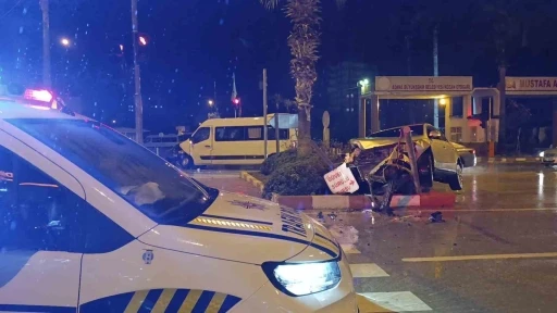 Minib&uuml;s ile otomobil &ccedil;arpıştı: 4 yaralı
