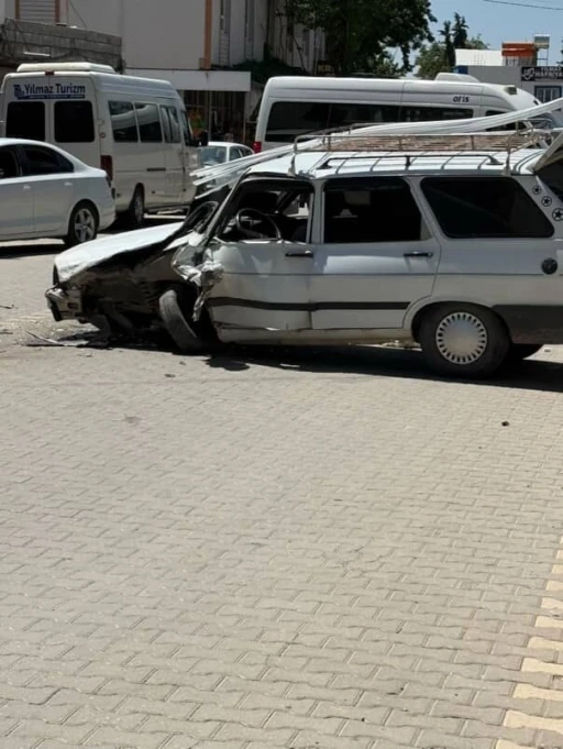 Minibüs ile otomobil çarpıştı
