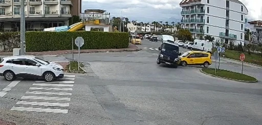 Minibüs ile ticari taksi kavşakta çarpıştı: 2’si turist 3 yaralı
