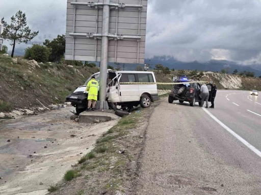 Minib&uuml;s &ouml;nce otomobile sonra tabelaya &ccedil;arptı: 1 &ouml;l&uuml;
