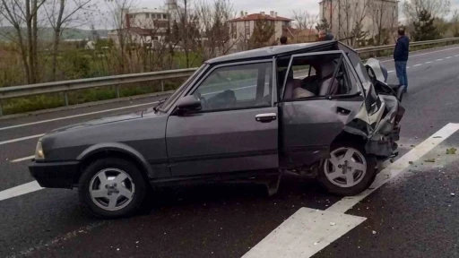 Minib&uuml;s park halindeki otomobile &ccedil;arptı: 3 &ouml;l&uuml;, 5 yaralı
