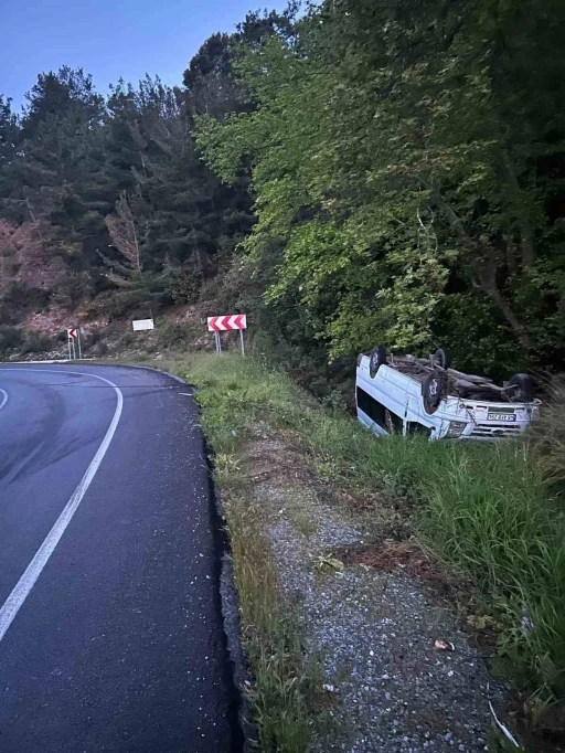 Minib&uuml;s yoldan &ccedil;ıktı: 2 yaralı
