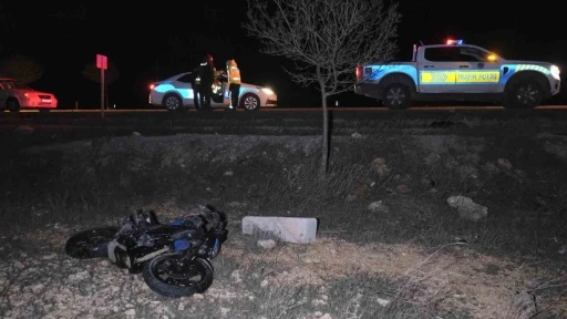 Minib&uuml;se arkadan &ccedil;arpan motosiklet 70 metre s&uuml;r&uuml;klendi: 1 yaralı