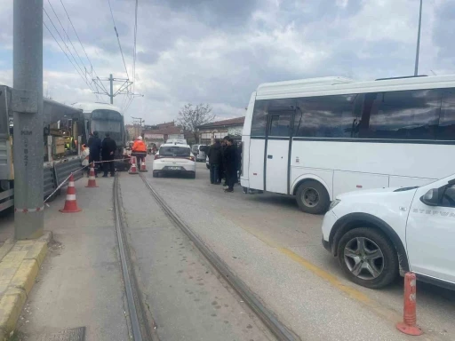 Minib&uuml;sle &ccedil;arpışan tramvay raydan &ccedil;ıktı
