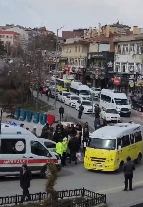 Minib&uuml;sten d&uuml;şen yaşlı adam hayatını kaybetti