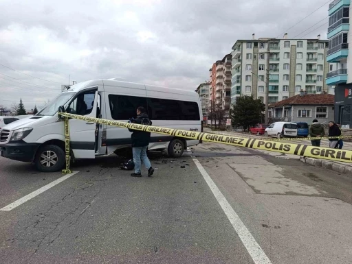 Minib&uuml;s&uuml;n altına giren motosikletin s&uuml;r&uuml;c&uuml;s&uuml; ağır yaralandı
