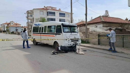 Minib&uuml;s&uuml;n &ccedil;arptığı elektrikli bisikletteki 2 &ccedil;ocuk ağır yaralandı

