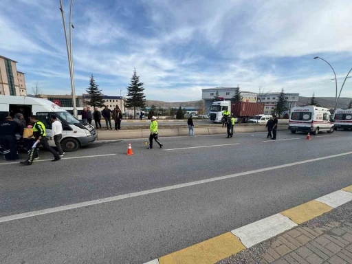 Minibüsün çarptığı yaşlı adam kurtarılamadı
