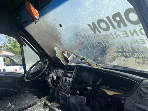 Minib&uuml;s&uuml;n durumuna yakınırken yangına yakalandılar
