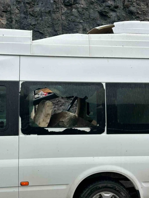 Minibüsün üzerine dev kayalar düştü, 3 kişi şans eseri kurtuldu
