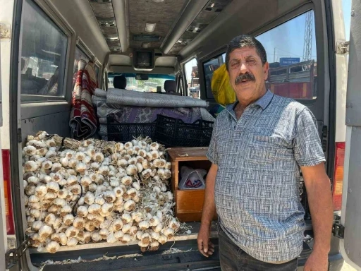 Minibüsüyle üç il gezip, ailesine bakıyor
