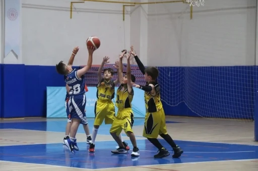 Minik basketbolcular kupalarına kavuştu
