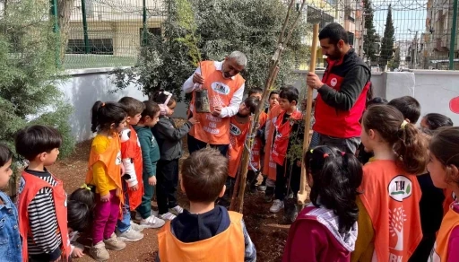 Minik eller fidan dikerek geleceğe nefes oldu
