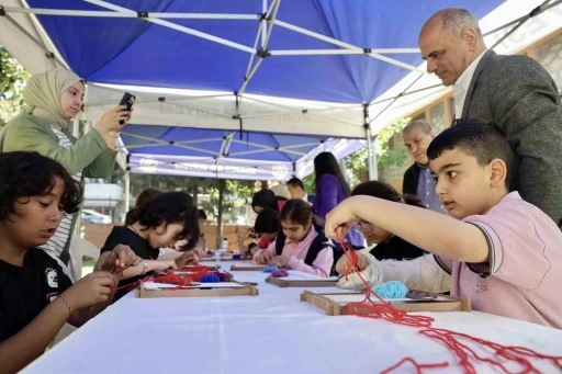 Minik eller Hereke halısı dokudu
