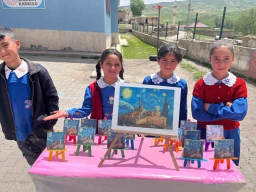 Minik eller sanatla buluştu
