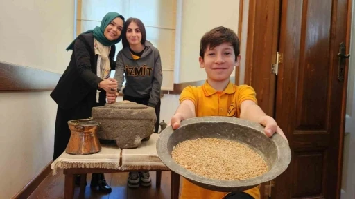 Minik eller taş değirmende buğday &ouml;ğ&uuml;tt&uuml;, zeytin kurdu
