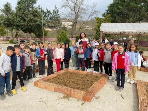 Minik eller toprağı filizlendirdi

